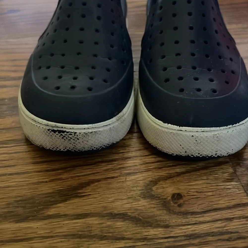 GAP boys navy and white water shoes size 1/2